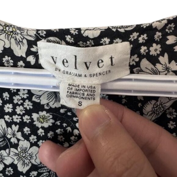 Velvet by Graham & Spencer black and white floral sleeveless surplice top size S - Picture 4 of 5